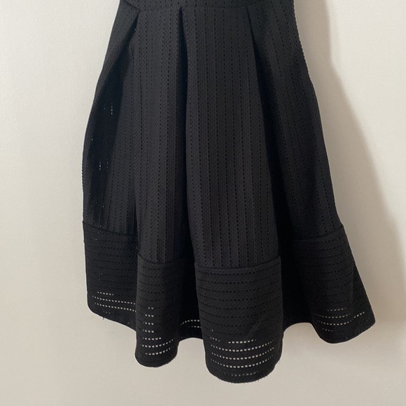 Black pouffy dress with crossed spaguetti strap - Picture 2 of 6